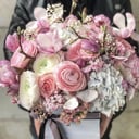 Коробка с цветами «Лунная соната» из орхидей и ранункулюса