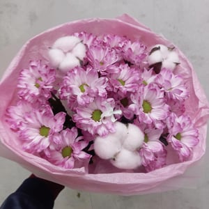 Букет из кустовых хризантем с хлопком