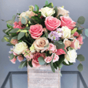 Сборный букет в квадратной коробке из роз и экзотических цветов