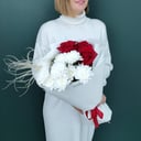 Авторский букет из красной розы и хризан