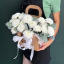 Коробка с цветами «Сумочка с хризантемой кустовой белой»