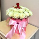 Шляпная коробка с цветами «Белые розы в розовой коробке»