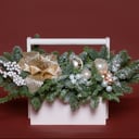 Коробка с цветами «Ящик с бежевой пуансетией И нобилиса»