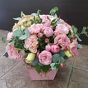 Коробка с цветами «Красотке» из гвоздик и эустом