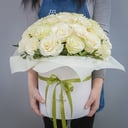 Букет 25 белых роз в шляпной коробке