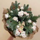 Букет из роз и ели