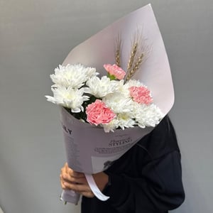 Букет «Хризантема с диантусом и колосками»
