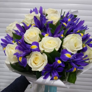 Букет «Романтизм» из ирисов и роз