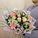 Сиреневый букет из хризантем и альстромерий