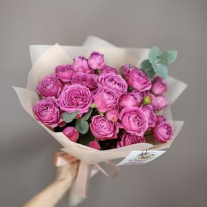 Букет «Пионовидные кустовые розы с эвкалиптом»