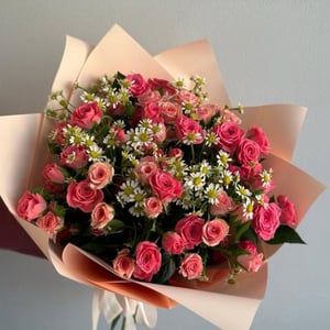 Нежный букет из кустовых роз и ромашки