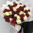 Букет «41 красная и белая роза в упаковке»