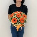 Шляпная коробка с цветами «Жаркий день» из гербер и ромашек