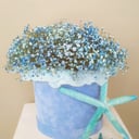 Шляпная коробка с цветами «Голубая лагуна» из гипсофил