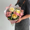 Букет с кустовыми и одноголовыми розами