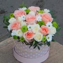 Шляпная коробка с цветами «Нежный горошек» из хризантем и роз