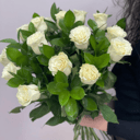 Букет из 15 белых роз Мондиаль с зеленью