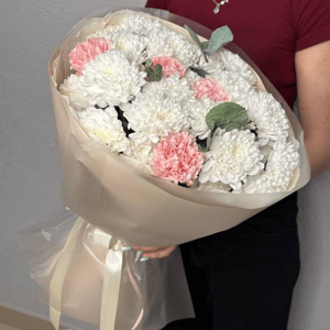 Букет «Цветочная магия» из гвоздик и хризантем