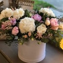 Шляпная коробка с цветами «Шум моря» из пионов и роз