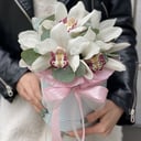 Шляпная коробка с цветами «Коробочка "Вивьен"» из орхидей