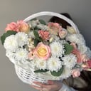 Корзина с цветами «Светлая гармония» из роз и хризантем
