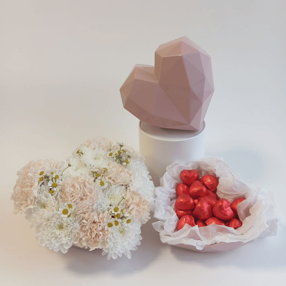 Подарочный набор с конфетами из гвоздик и хризантем