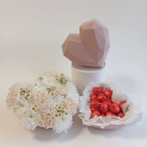 Подарочный набор с конфетами из гвоздик и хризантем