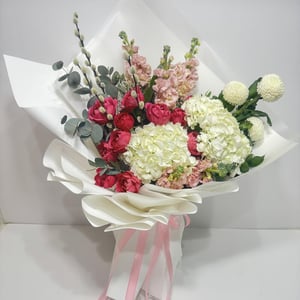 Букет «Романтическая рапсодия» из роз и хризантем