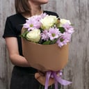 Букет «Небо над озером» из роз и хризантем