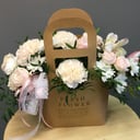 Коробка с цветами «Сумочка с нежными цветами» из роз и хризантем