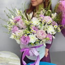 Шляпная коробка с цветами «Сиреневая радость» из роз и пионов