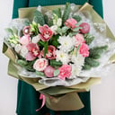 Букет «Рождественская сказка» из роз и гвоздик