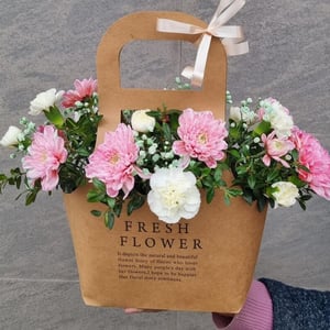 Коробка с цветами «Цветочная сумочка "Крафт"» из хризантем и гипсофил