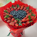 Букет ягодный из клубники и голубики