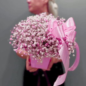 Шляпная коробка с цветами «Композиция из нежной розовой гипсофилы»