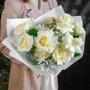 Нежный букет воздушный из роз и гипсофил