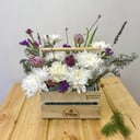 Коробка с цветами «Композиция в ящике ручной работы» из хризантем и гвоздик