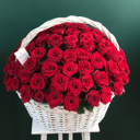 Большой букет роз в корзине