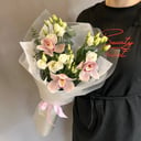 Букет из эустомы и орхидеи