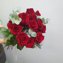 Букет из 9 роз с эвкалиптом