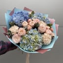 Букет «Гортензии с кустовыми розами»
