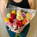Яркий букет из микса роз (15 роз Кения)