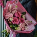 Букет «Коралловые грезы» из роз и экзотических цветов