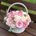 Корзина с цветами «Нежный поцелуй» из роз и эустом
