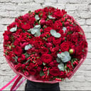 Большой букет в красных оттенках из роз и альстромерий