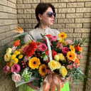 Яркая композиция в корзине из роз и альстромерий