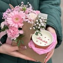 Подарочный набор «Цветочный коктейль с клубничным пирожным» из роз и гербер