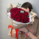 Букет «Красные розы с эвкалиптом»