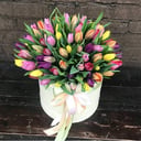 Шляпная коробка с цветами «101 Тюльпан»