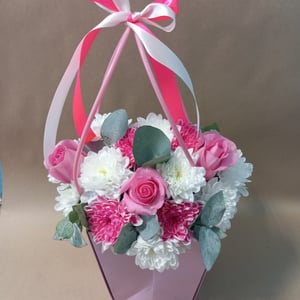 Коробка с цветами «Яркая нежная композиция в сумочке» из роз и хризантем